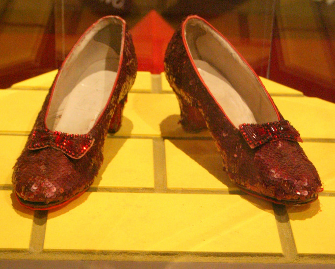 Sepatu Ruby Slippers dari The Wizard of Oz: Simbol dan Sejarah