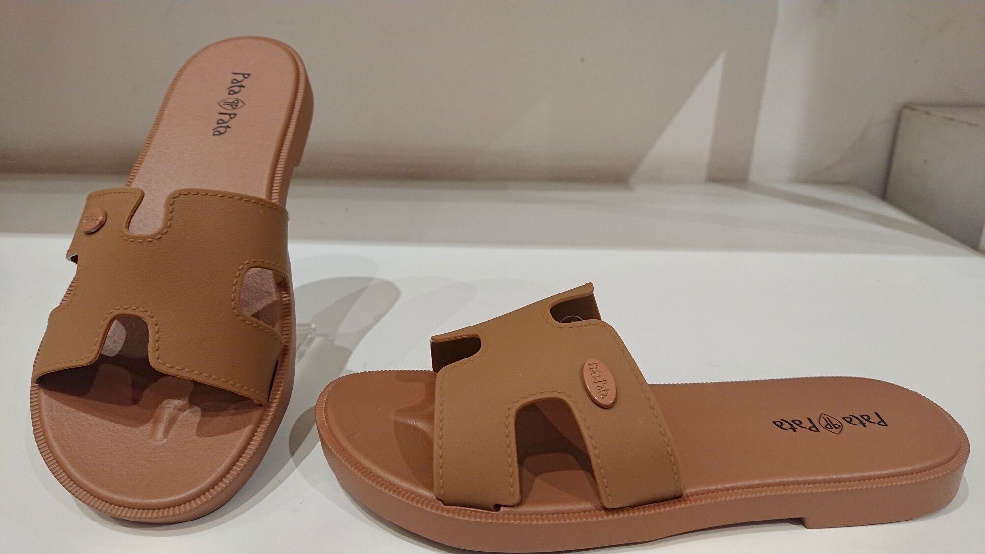 Pata-Pata Sandal Wanita Vina: Pilihan Nyaman dan Stylish