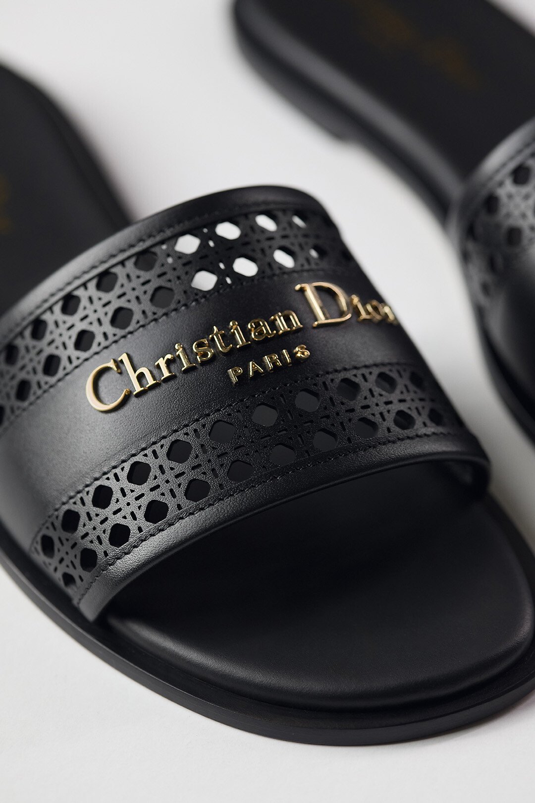 Sepatu Sandal Christian Dior Axis: Desain Elegan dan Modern